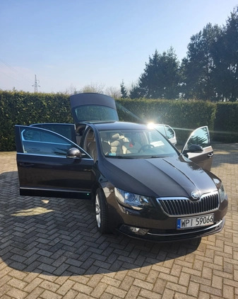 Skoda Superb cena 30800 przebieg: 136000, rok produkcji 2013 z Ostrzeszów małe 67